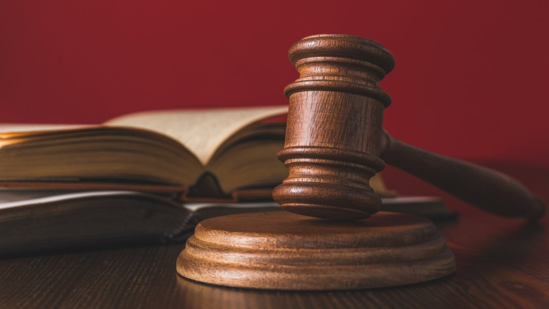 Xəzər rayonunda qadına hücum edib, onu qarət edən quldura hökm oxunub