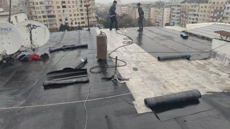Nəsimi rayonunda yaşayış binalarının dam örtükləri yenilənir
