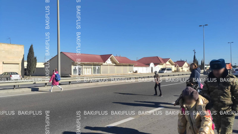 Xəzər rayonunda məktəbin qarşısında piyada zolağı yoxdur