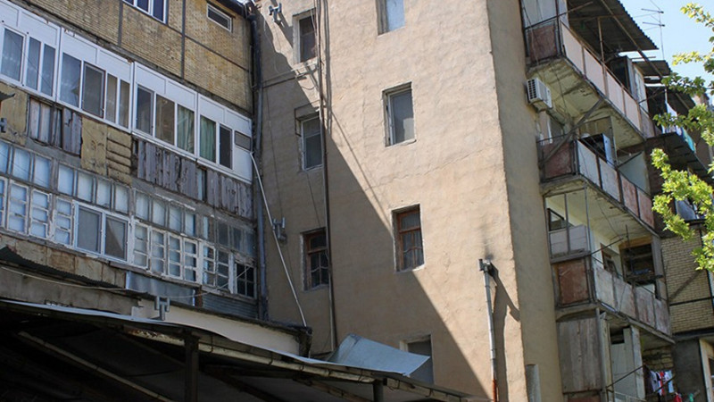 Ucuz ətin şorbası olmaz deyirlər: yataqxana tipli binalardan ev alanlar gələcəkdə risklə qarşılaşacaqlar