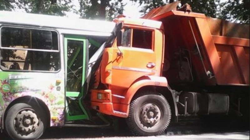 Bakıda avtobus yük avtomobilinə çırpılıb, xəsarət alan var