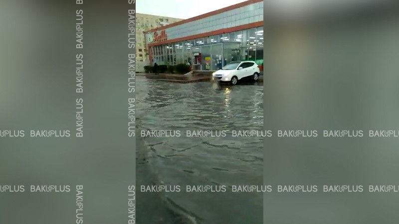 Suraxanıda yol gölməçəyə, maşınlar isə gəmilərə çevrilib