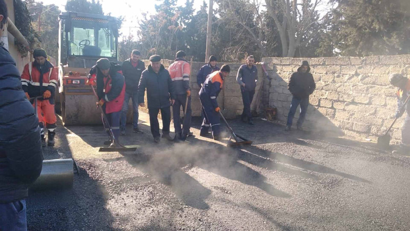 Suraxanı rayonunun daha bir küçəsində asfalt örtüyü vurulur