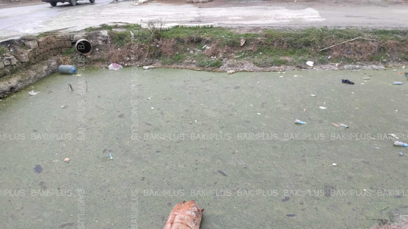 Ramana qəsəbəsində qarışıq çirkab suları su kanalına tökülür