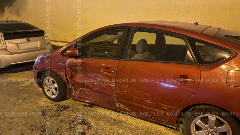 Bakıda avtomobil manevr edərkən dayanmış avtomobilə çırpılıb