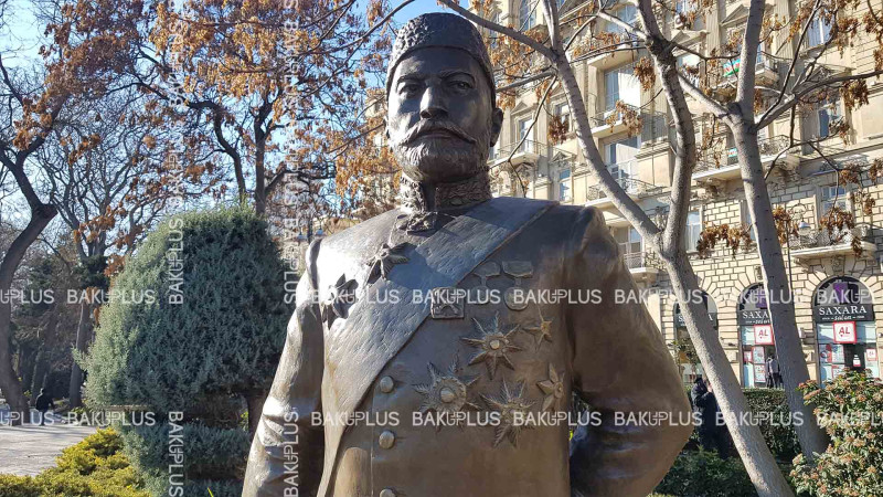 İçərişəhər metro stansiyasının yanında Hacı Zeynalabdin Tağıyevin heykəlinin açılışı olub