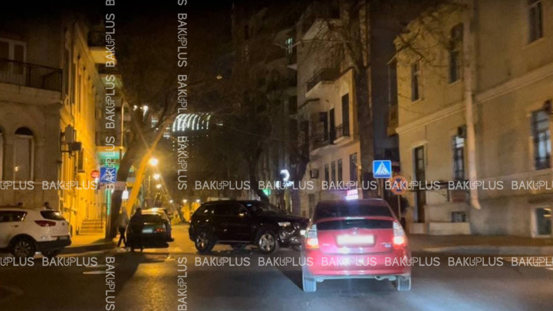 Bakıda “JEEP”-lə “KİA” Səadət sarayının qarşısında “qovuşublar”