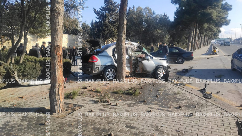 Binə qəsəbəsində avtomobil ağaca çırpılıb