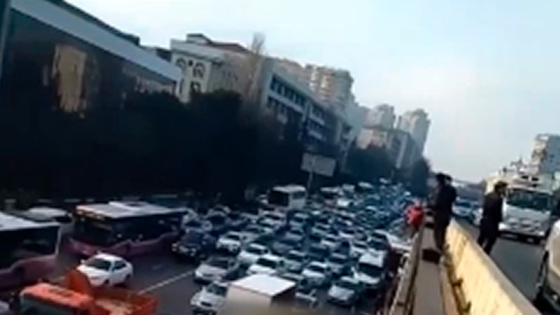Naməlum şəxs özünü “20 Yanvar” körpüsündən atmaq istəyib
