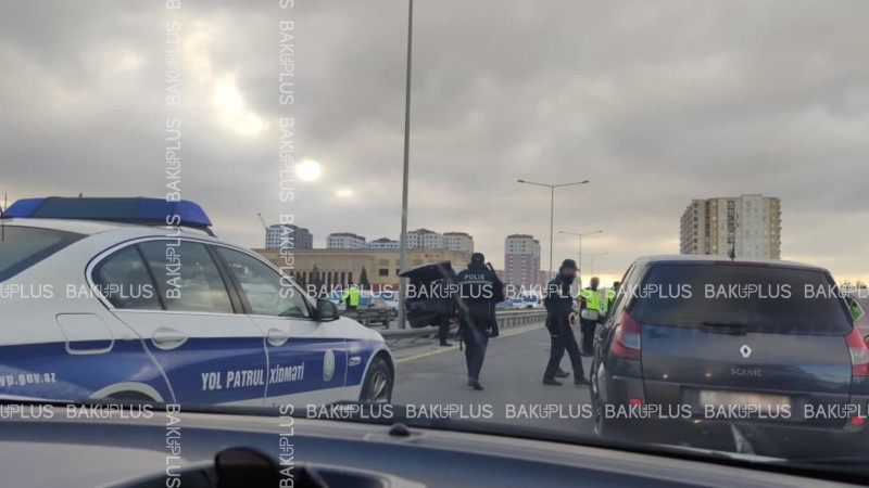 Xırdalanda avtomobil arakəsmənin üstünə çıxıb
