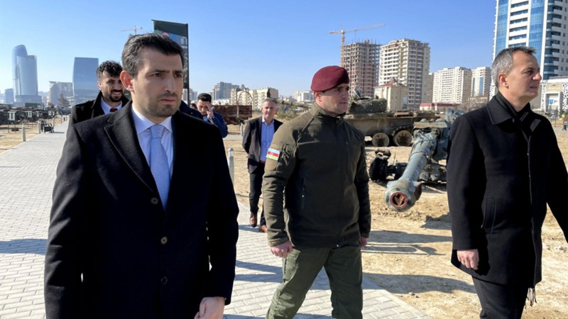 Selçuk Bayraktar Bakıda Hərbi Qənimətlər Parkında olub