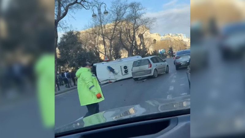 Bakının mərkəzində təcili tibbi yardım avtomobili aşıb