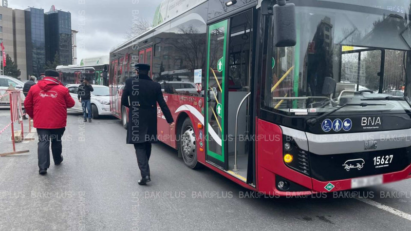 Bakıda BakuBus qəzaya uğrayıb