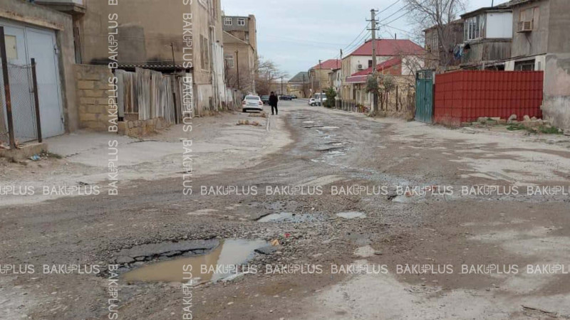 Lökbatan qəsəbəsində asfalt yolu yararsız vəziyyətə düşüb
