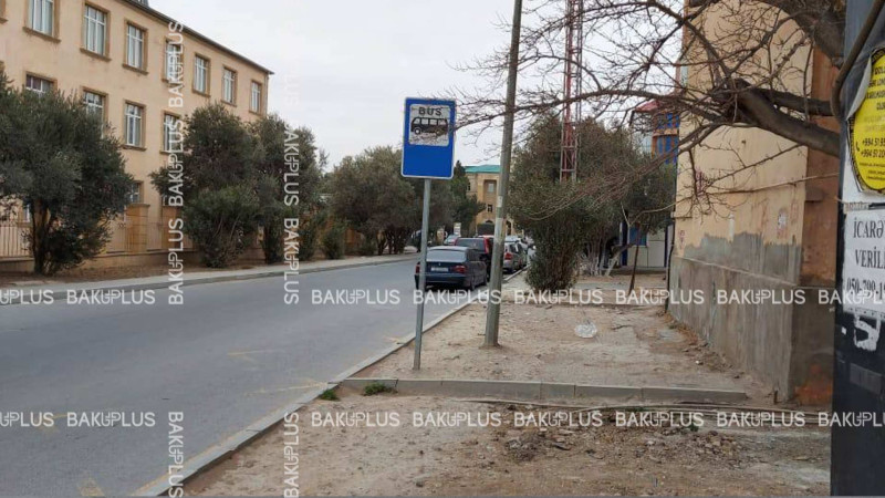 Qaradağ rayonunda avtobus dayanacağı var, amma dayanmağa yer yoxdur