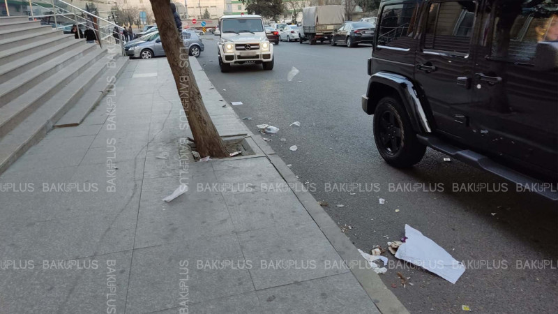 Yasamal rayonunda küçələri çirkli polietilen paketlər “bəzəyib”