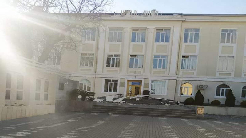 Bakıda əsən güclü külək məktəbin damına zərər vurub