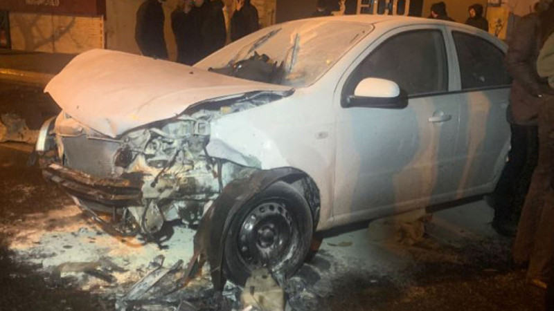 Yasamal rayonunda qəza törədən avtomobil yanmağa başlayıb