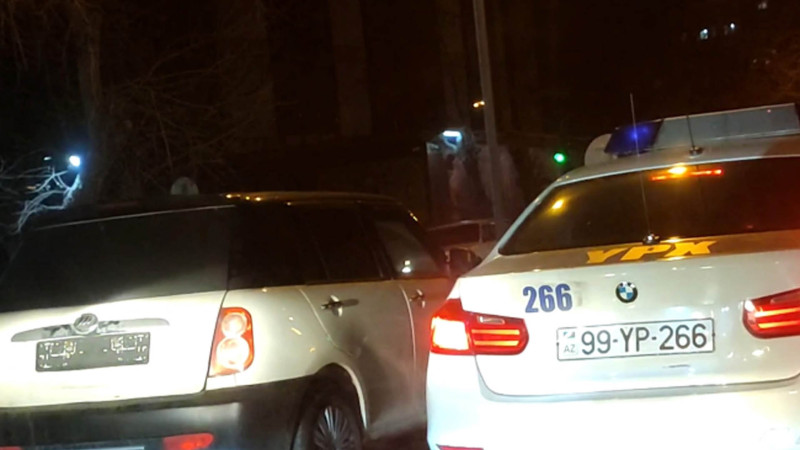 Qanunu pozan sürücü polis əməkdaşları tərəfindən saxlanılarkən özünü yandırmağa cəhd edib