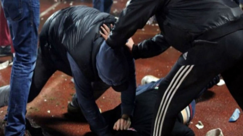 Lökbatanda kafedə bıçaqlanma olub: 41 yaşlı kişi yaralanıb
