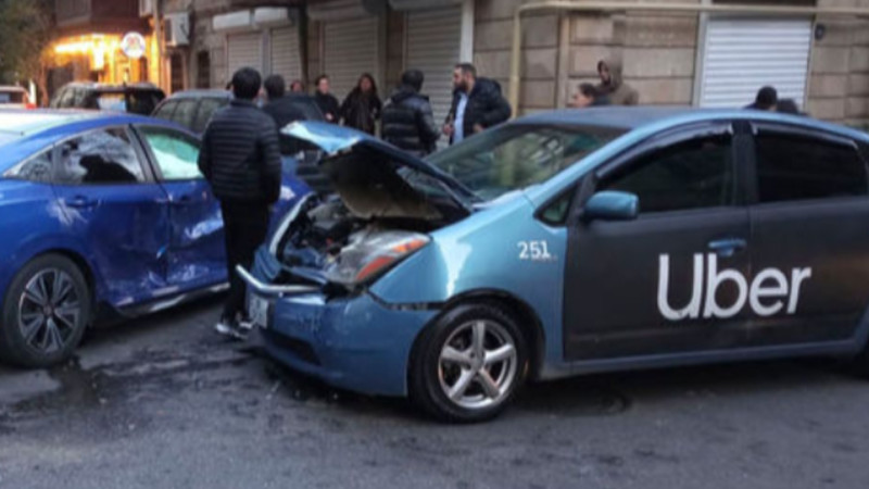 Bakıda “Uber”-ə məxsus avtomobil “Honda” ilə toqquşub