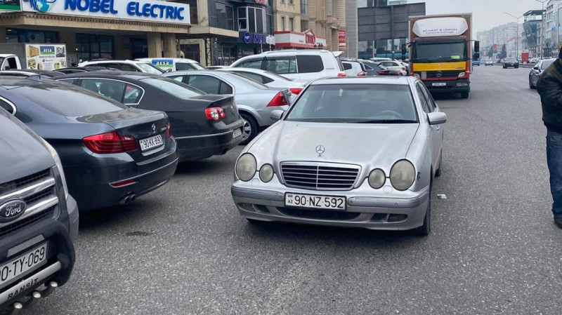 Bakıda sürücü avtomobilini saxlayıb digər avtomobillərin yolunu kəsdi