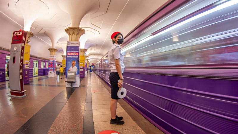 Metronun stansiyalarında sərnişin sıxlığı yaranıb