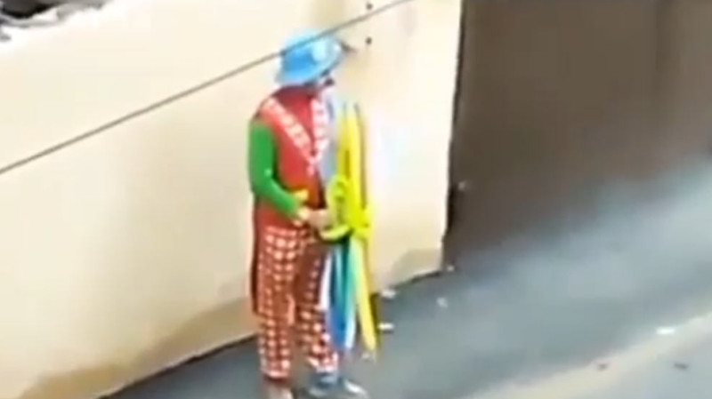 Zabrat qəsəbəsində məktəbin həyətində duran kloun valideynləri təşvişə salıb