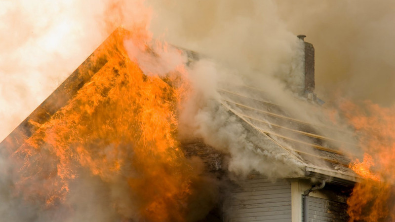 Xəzər rayonunda birmərtəbəli evdə yanğın olub