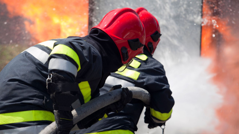 Nərimanov rayonunda birmərtəbəli obyekt yanıb