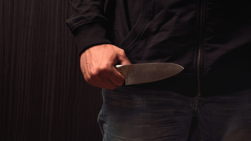 Xətai rayonunda kişi arvadı, qaynı və qayınanasını bıçaqlayıb