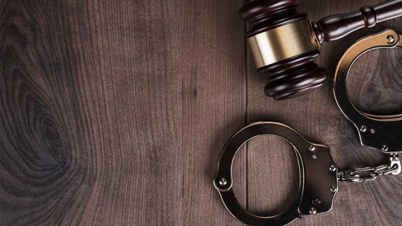 Azyaşlı övladına və arvadına işgəncə verən ataya cinayət işi açılıb