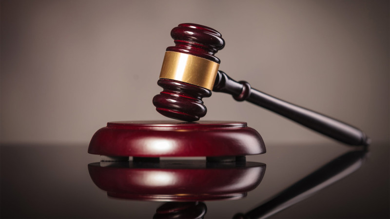 Qardaş ögey bacısından 252 min manat pul oğurlayıb