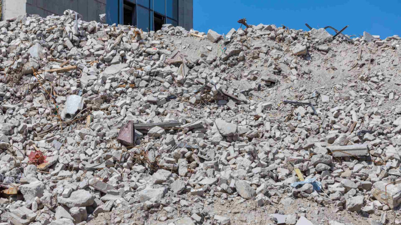 Keşlə qəsəbəsində tikilməkdə olan bina çöküb