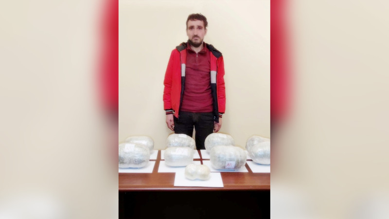 Bakı sakini sərhəddən 8 kiloqram narkotik keçirmək istədi