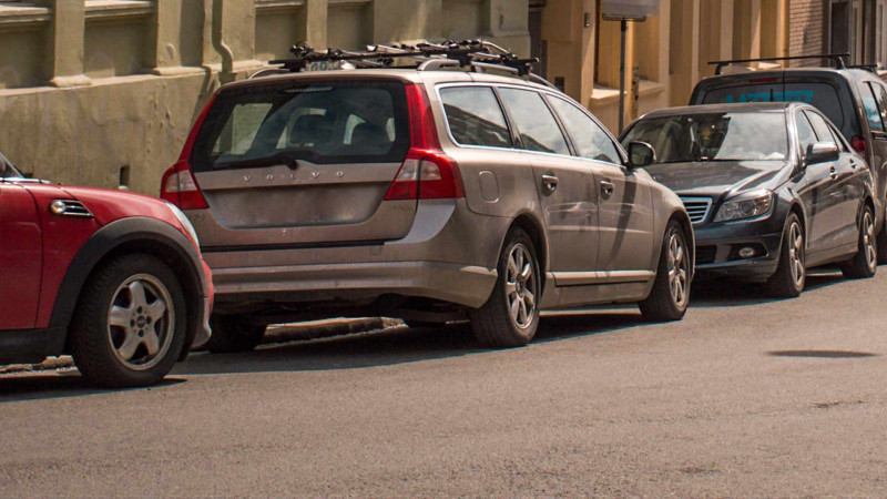 Deputat Bakıda uzunmüddətli parkinq yerlərinin yaradılmasını təklif edib