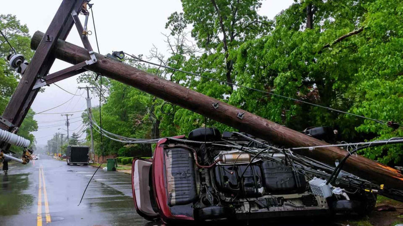 Xəzər: Qala qəsəbəsində avtomobil elektrik dirəyinə çırpılıb