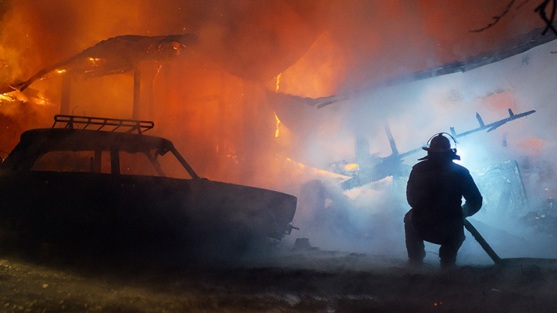 Əhmədlidə avtomobil sexi yanıb