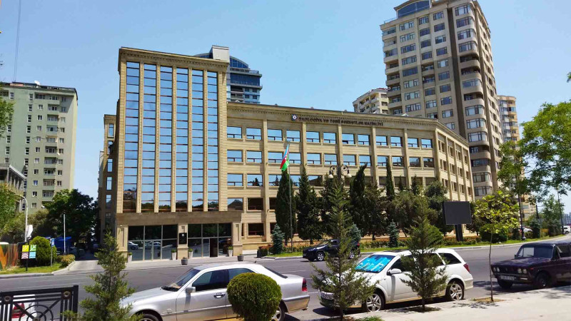 Nərimanovda qəzalı vəziyyətdə olan ağaclar yığışdırılır