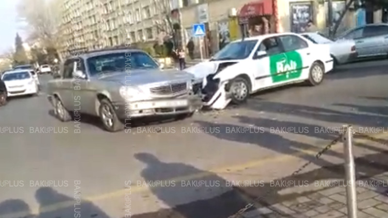 Xırdalanda “Bolt” taksi qəzaya uğrayıb