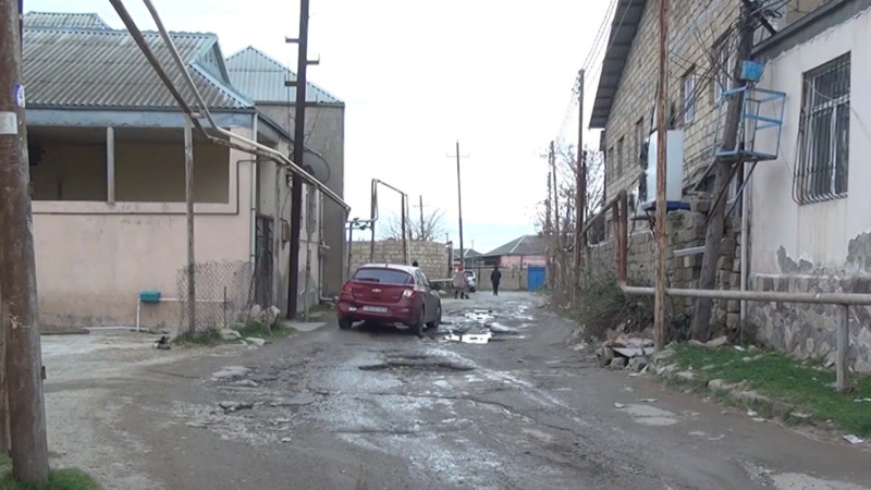 Binəqədi qəsəbəsində kanalizasiya və yol problemləri sakinləri narahat edir