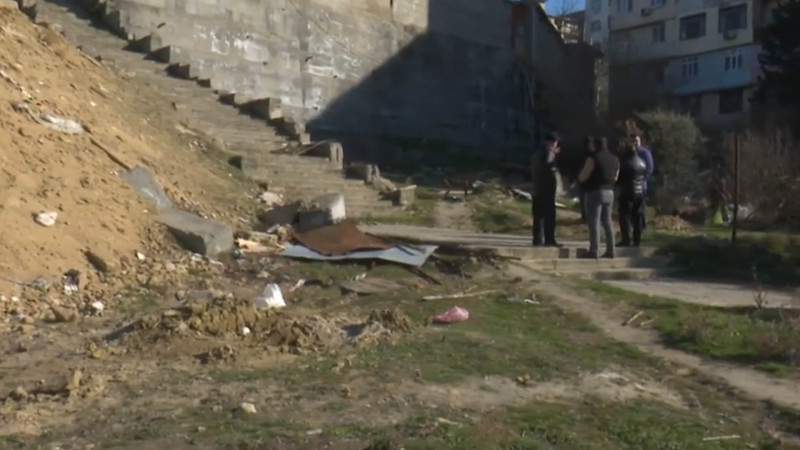 Xətai rayonunda bina sakinləri əkilmiş bağın əvəzinə yeni binanın tikiləcəyindən narahatdırlar