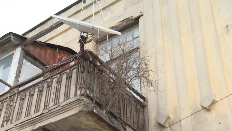 Xətai rayonunda sakinlər qəzalı binada yaşayırlar