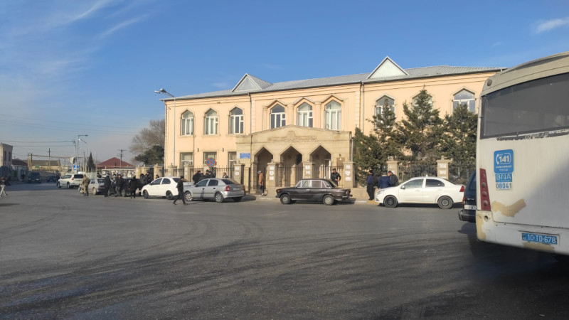 Binəqədi rayonunda məktəbin qarşısında piyada zolağı yoxdur