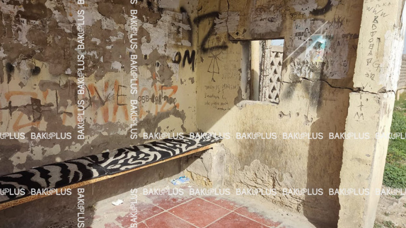 Xəzər rayonunda istifadə üçün yararsız dayanacaqlar məsələsi sakinləri narahat edir