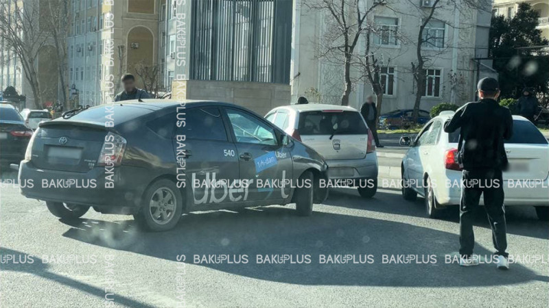 Paytaxtın bu küçəsində sıxlıq yaranıb