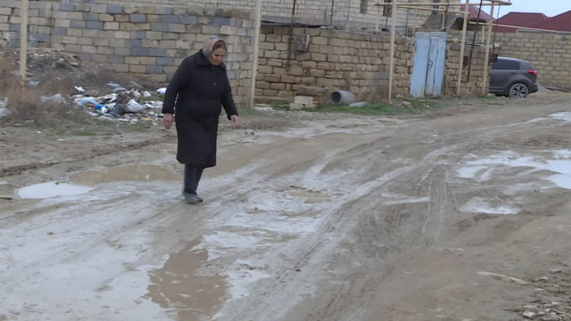 Binəqədi rayonunun sakinləri yolların vəziyyətindən narahatdırlar
