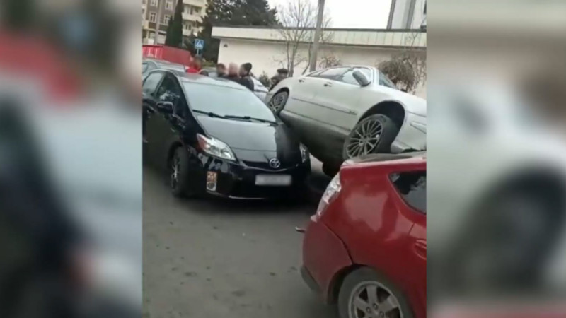 Binəqədidə uçan avtomobil peyda olub: “Mercedes” markalı avtomobil iki avtomobilin üzərinə çıxıb