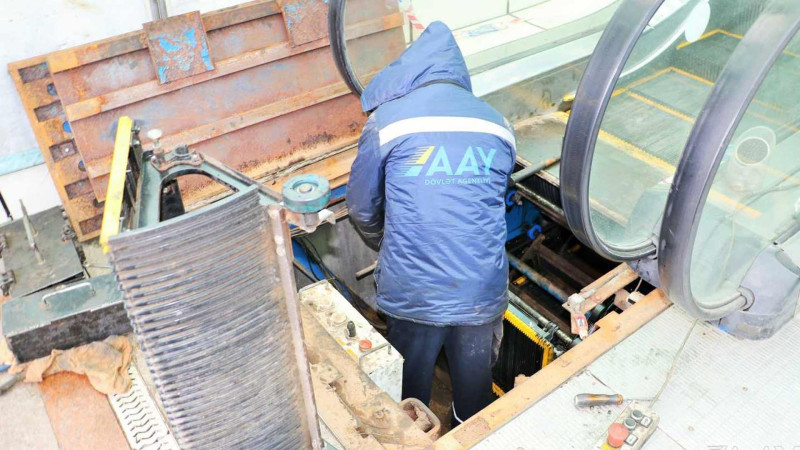 Binəqədi: Azadlıq prospektində yerüstü keçid təmir olunur