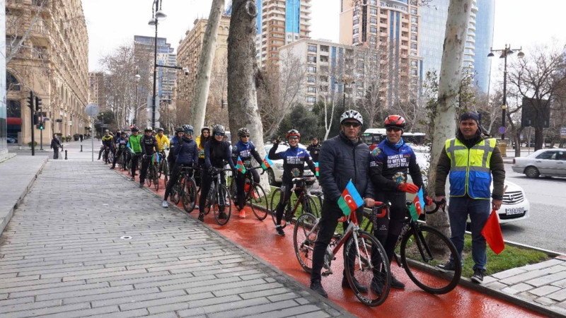 Bakıda həvəskar velosipedçilər arasında veloyürüş keçirilib